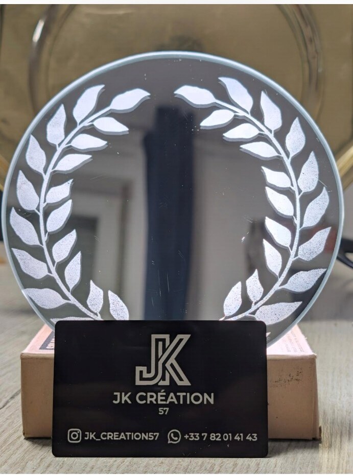 Gravure végétale réalisée sur un miroir rond, avec la carte JK Création 57